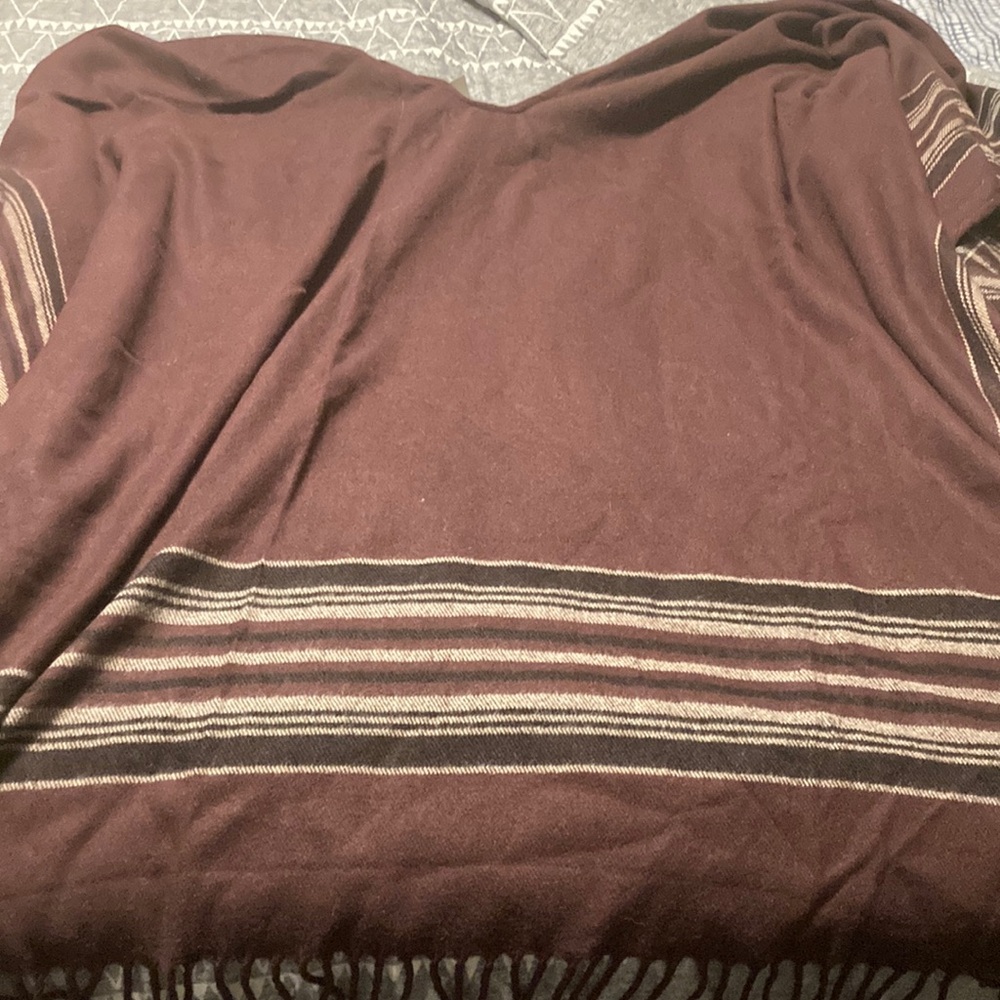 Open shawl,patterned,never worn